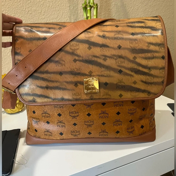 MCM Phenomenon Jumbo shoulder Bag - Picture 2 of 16
